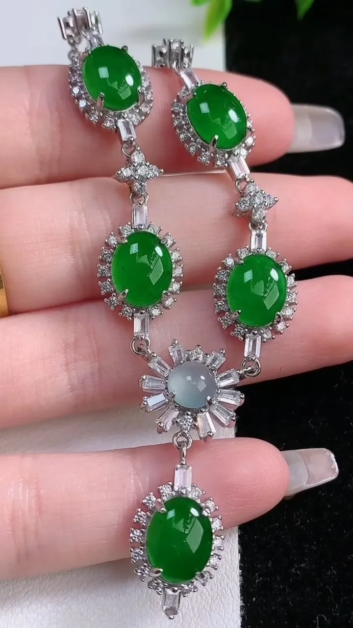 天然A货翡翠蛋面项链，尺寸9.8-7.8-5.2，重量:14.97g1月28日
工厂直销收藏佳品,种