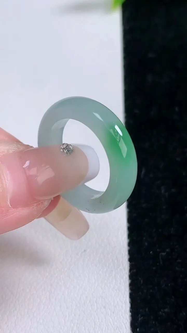 天然A货翡翠指环戒指，尺寸17.5-5.4-3.5，重量:4.20g2026年1月28日
工厂直销收藏佳品,种好水足，色泽均匀，有种有色，上手高大气！