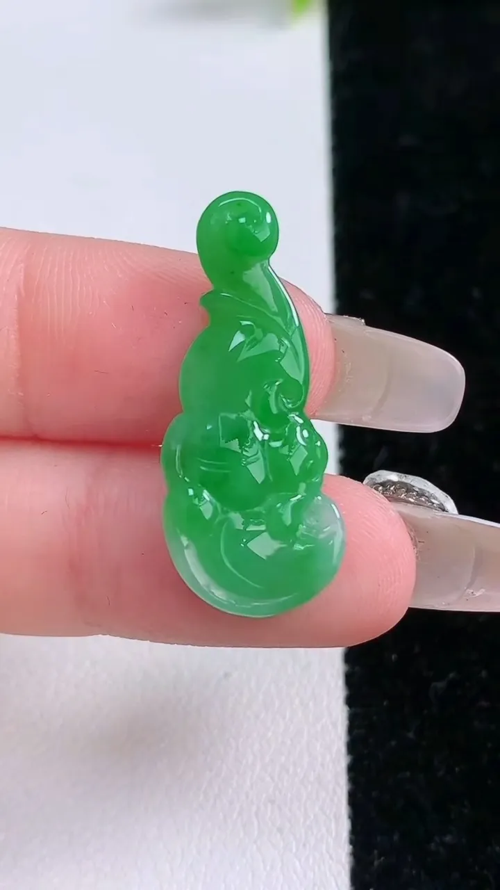 天然A货翡翠如意吊坠，尺寸29.4-12-3.8，重量:2.30g
1月28日