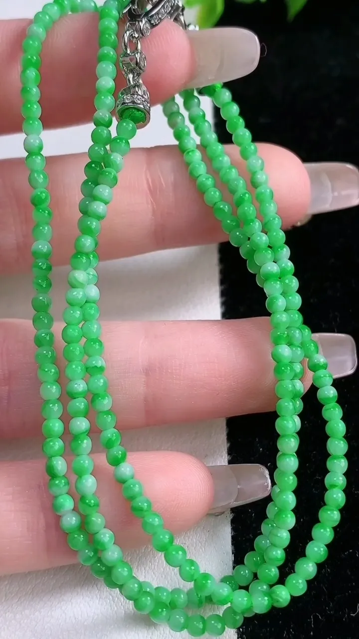 天然A货翡翠小米珠项链，尺寸2.6，重量:8.53g1月28日
工厂直销收藏佳品,种好水足，色泽均匀，有种有色，上手高大气！