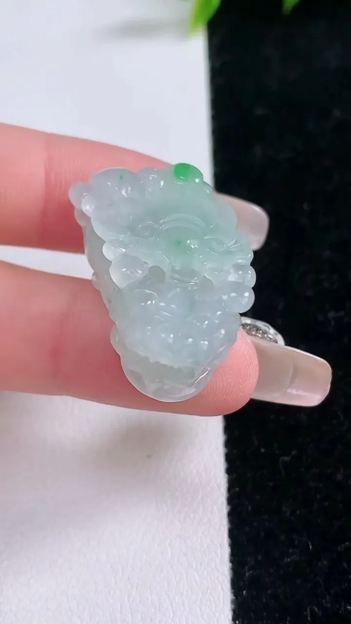 天然A货翡翠貔貅吊坠，尺寸31.6-16.8-10，重量:11.51g
1月28日