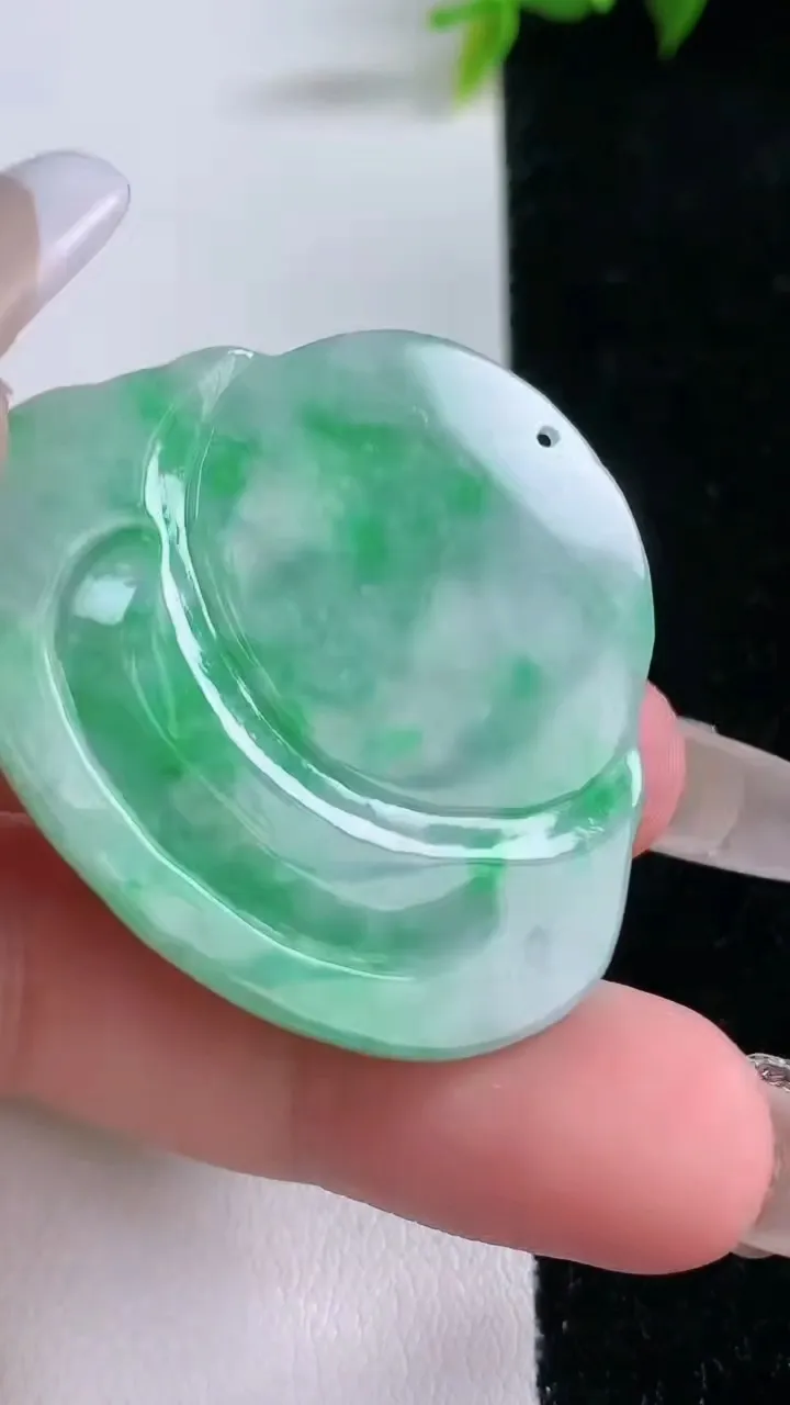 天然A货翡翠佛公吊坠，尺寸37.3-40.4-6.6，重量:16.78g
1月28日