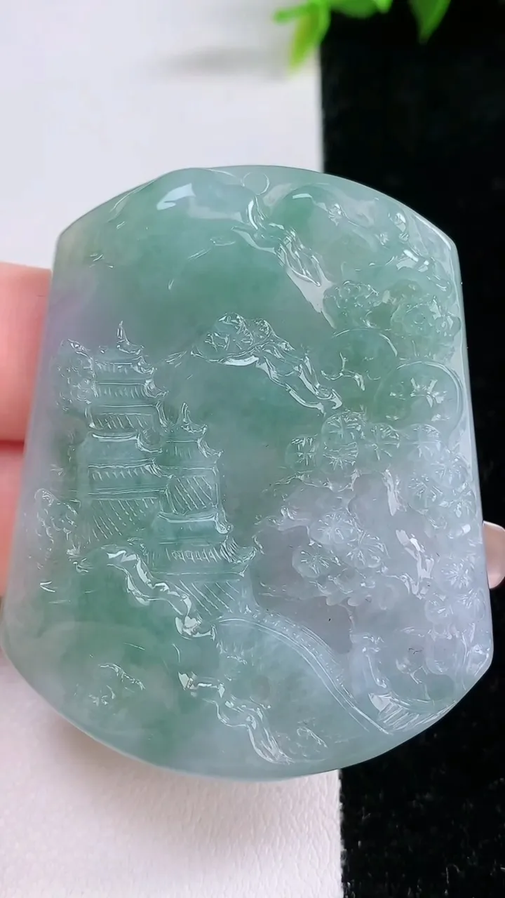 天然A货翡翠山水牌吊坠，尺寸53-43.2-5.3，重量:28.50g
1月28日