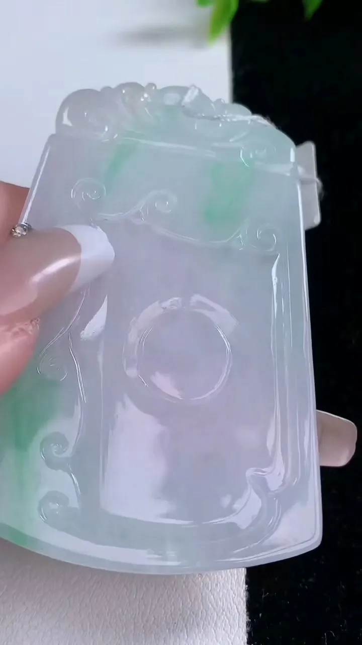 天然A货翡翠复古龙牌吊坠，尺寸63-44.2-3.4，重量:28.59g
1月28日