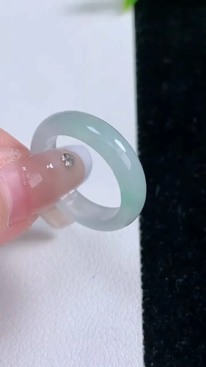 天然A货翡翠指环戒指，尺寸19-5.3-3，重量:3.64g2026年1月28日
工厂直销收藏佳品,种好水足，色泽均匀，有种有色，上手高大气！