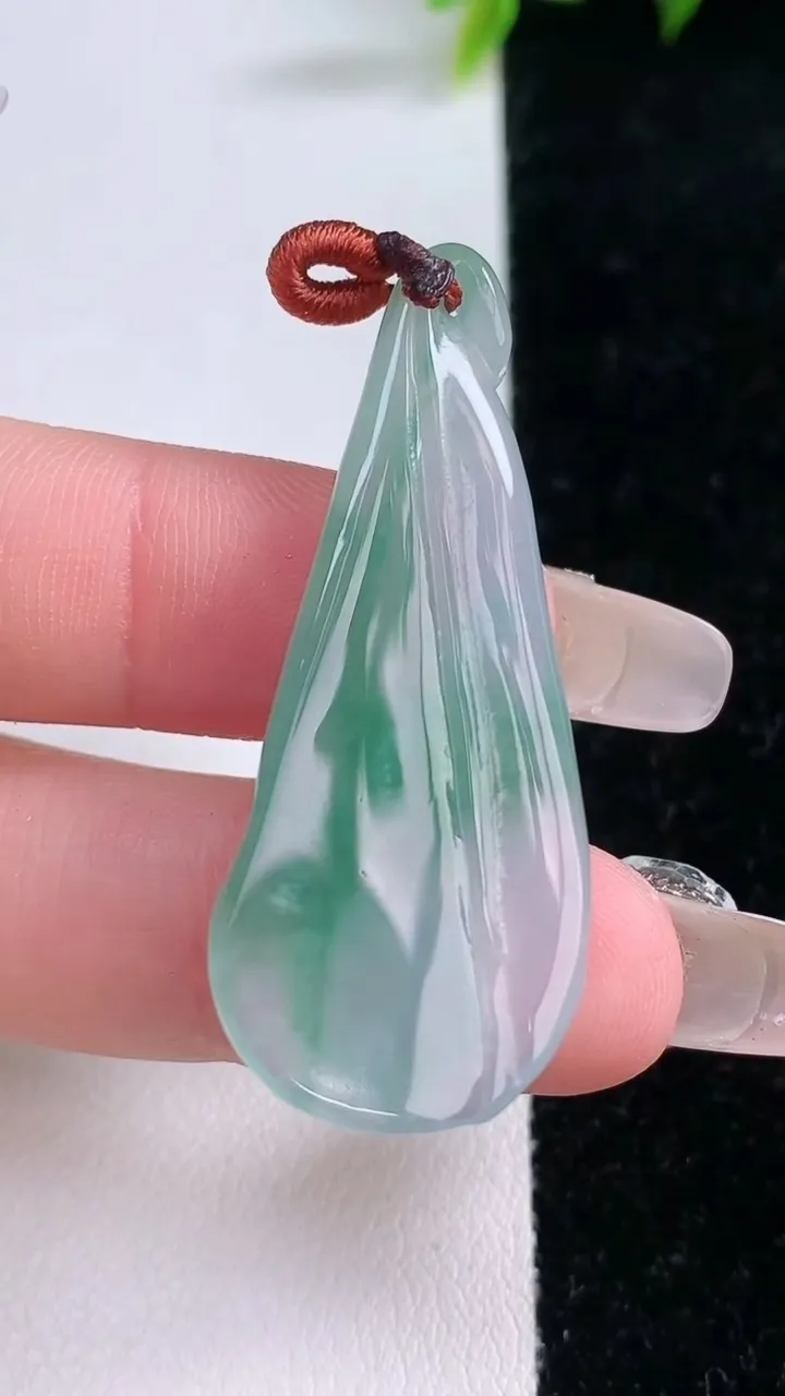 天然A货翡翠飘花玉兰花吊坠，尺寸44.2-18.2-5.3，重量:7.15g
1月28日