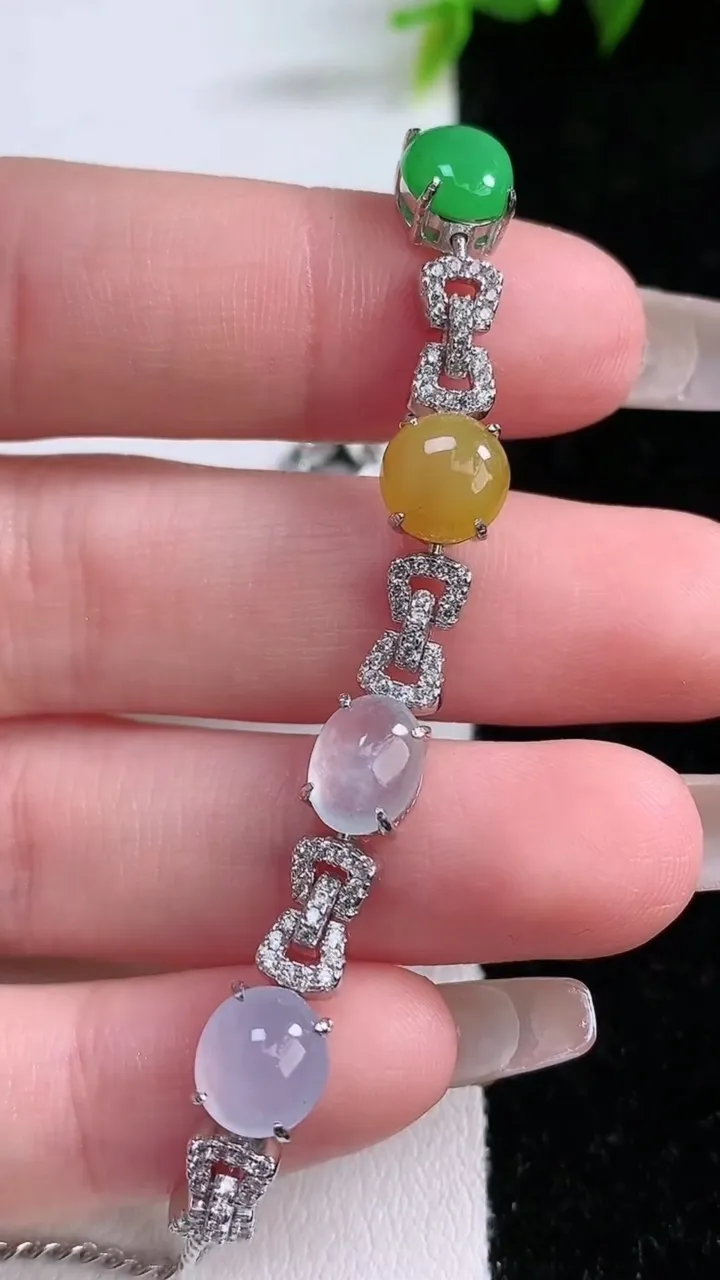 天然A货翡翠蛋面手链，尺寸7.5-6.2，重量:6.73g
1月28日