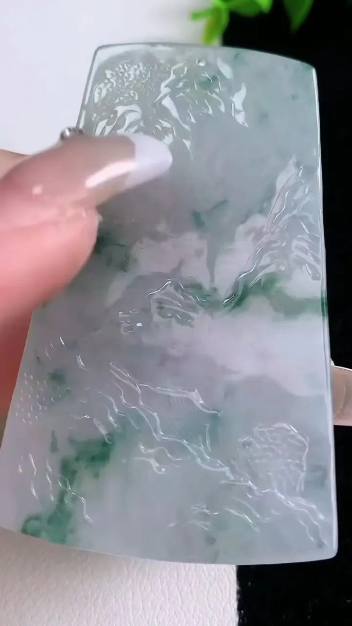 天然A货翡翠牌吊坠，尺寸62.3-38.8-4，重量:23.24g
1月28日