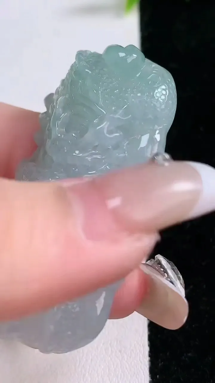 天然A货翡翠龙牌吊坠，尺寸55.7-29.5-10.8，重量:30.81g
1月28日