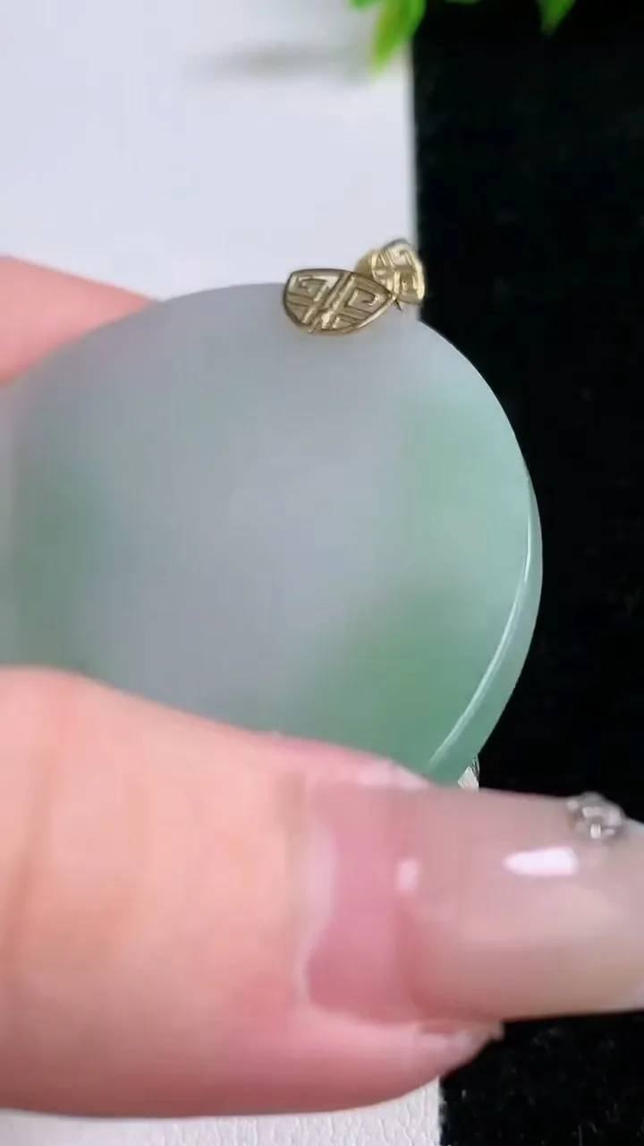 天然A货翡翠无事牌吊坠，尺寸48-3.7，重量:23.22g
1月28日