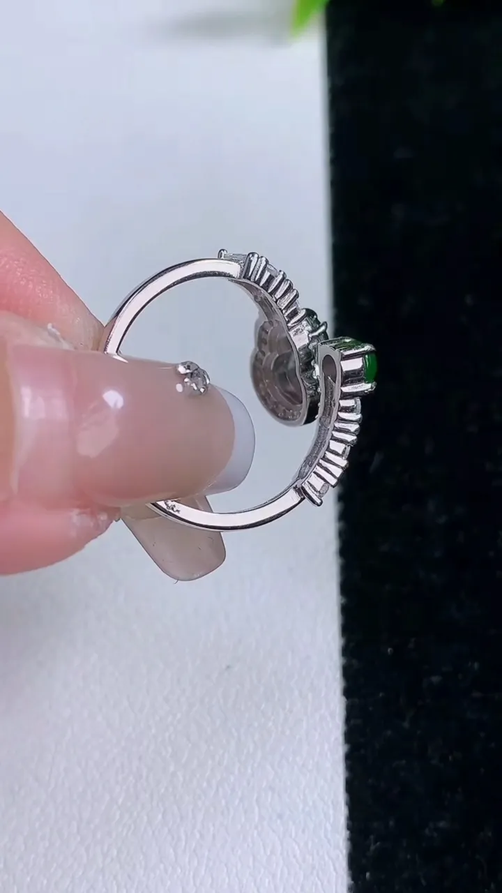 天然A货翡翠葫芦戒指，尺寸7.6-5.6-5，重量:2.42g2026年1月28日
工厂直销收藏佳品,种好水足，色泽均匀，有种有色，上手高大气！