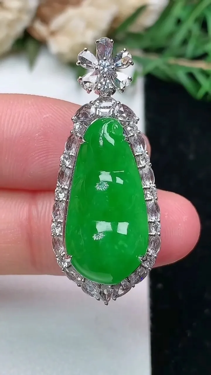 天然A货翡翠福豆吊坠，尺寸36.4-15.2-10.6，裸石22.3-11，重量:5.78g
1月28日