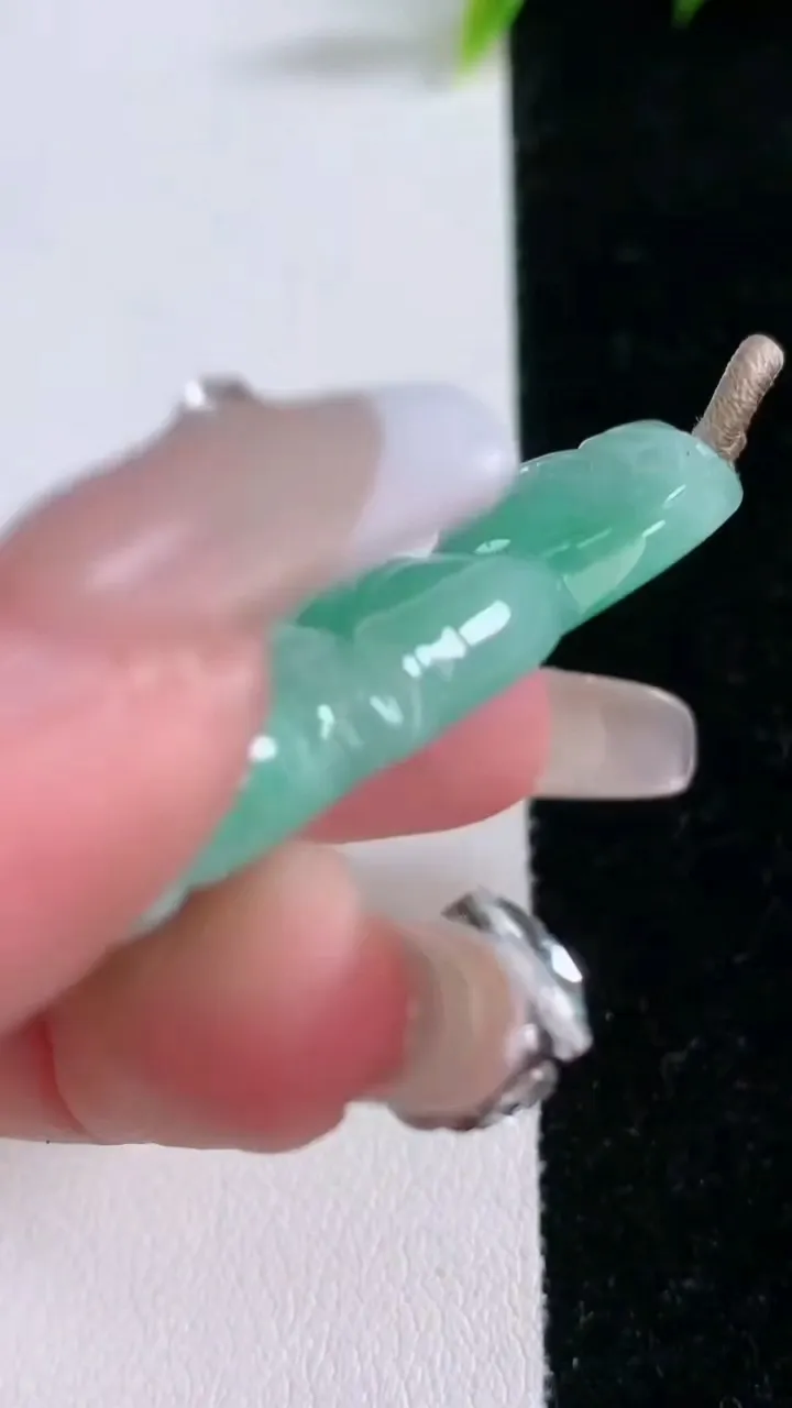 天然A货翡翠观音菩萨吊坠，尺寸55-25-6.4，重量:17.16g
1月28日