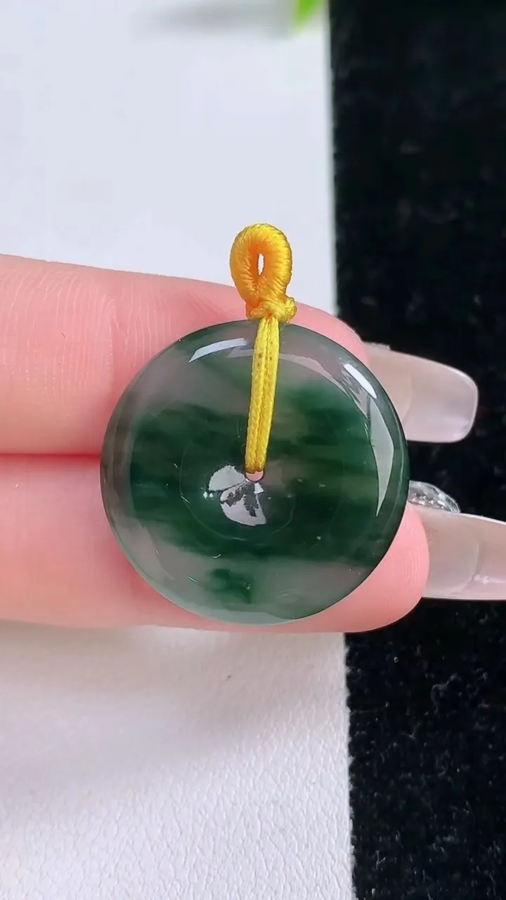 天然A货翡翠飘花平安扣吊坠，尺寸20-3.9，重量:5.58g
1月28日