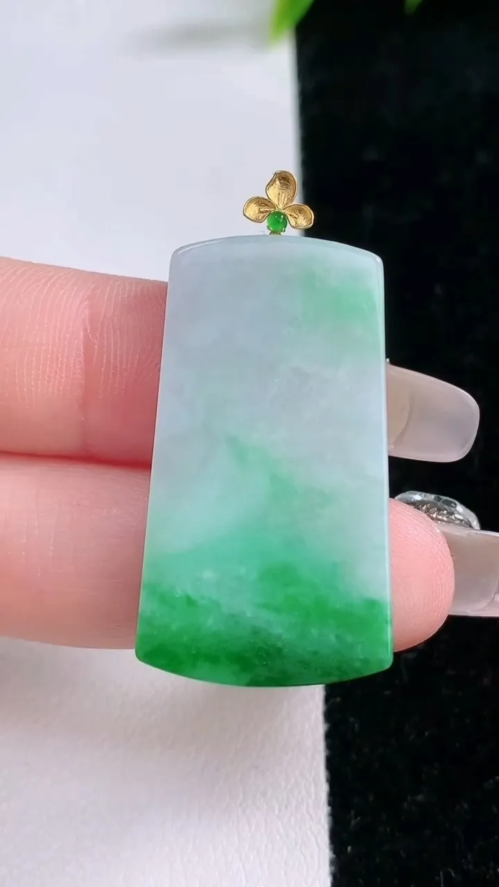 天然A货翡翠无事牌吊坠，尺寸34.2-19-2.8，重量:6.07g
1月28日
