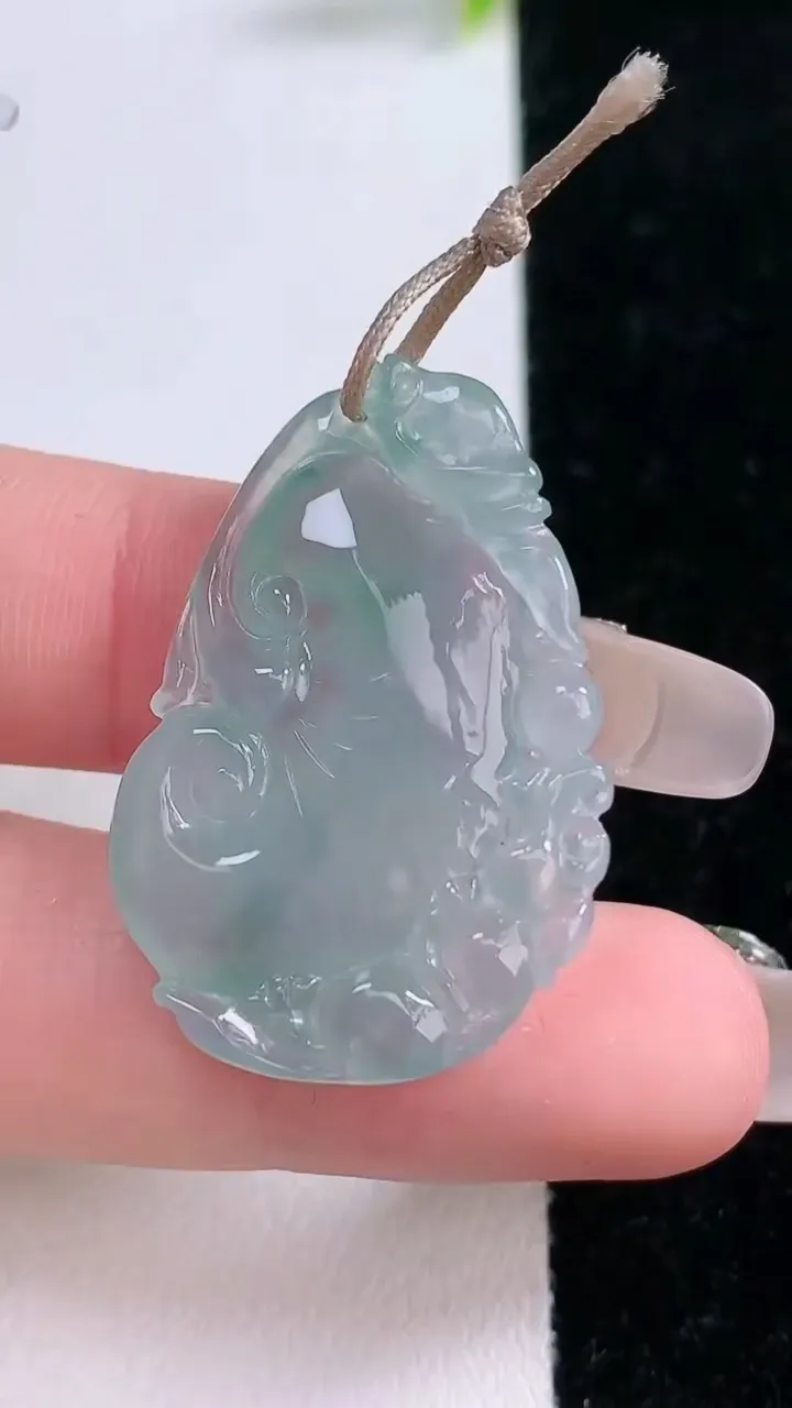 天然A货翡翠飘花如意吊坠，尺寸33.4-22-4.5，重量:5.78g
1月28日