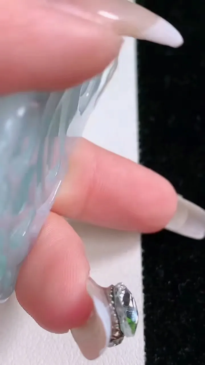 天然A货翡翠观音菩萨吊坠，尺寸55.2-38.8-5.8，重量:21.11g
1月28日