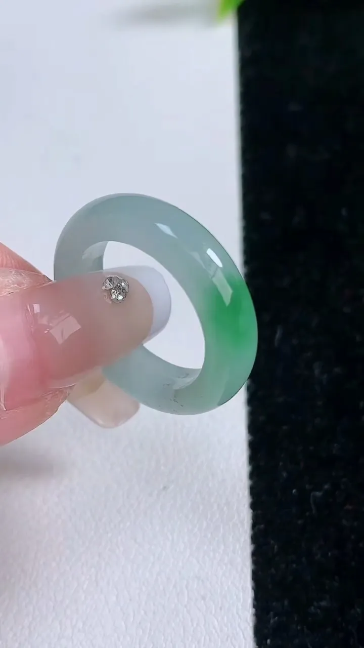 天然A货翡翠指环戒指，尺寸17.5-5.4-3.5，重量:4.20g2026年1月28日
工厂直销收藏佳品,种好水足，色泽均匀，有种有色，上手高大气！