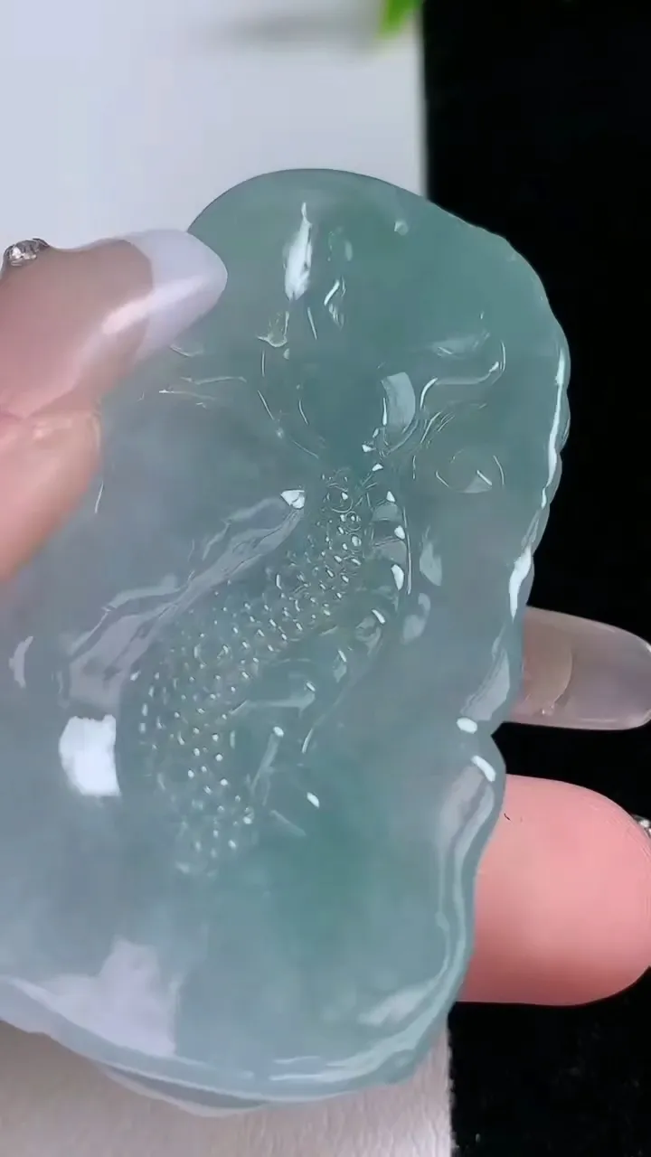 天然A货翡翠龙牌吊坠，尺寸55.7-29.5-10.8，重量:30.81g
1月28日