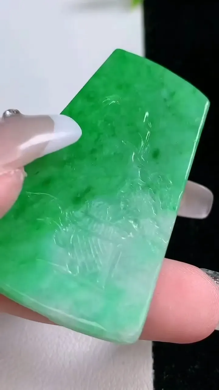 天然A货翡翠山水牌吊坠，尺寸50-30-5.6，重量:19.18g
1月28日