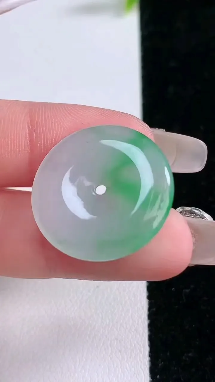 天然A货翡翠平安扣吊坠，尺寸23.4-3.5，重量:4.28g
1月28日