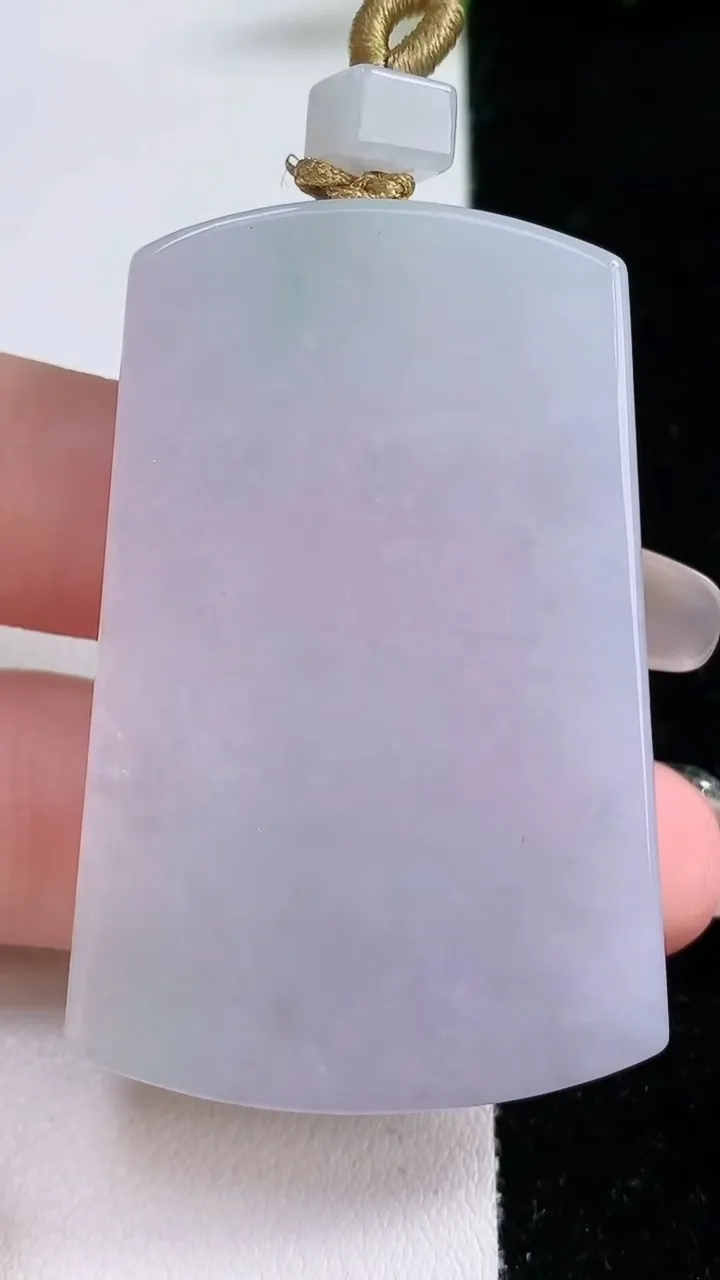 天然A货翡翠紫罗兰无事牌吊坠，尺寸50.8-34-5.8，重量:30.80g
1月28日