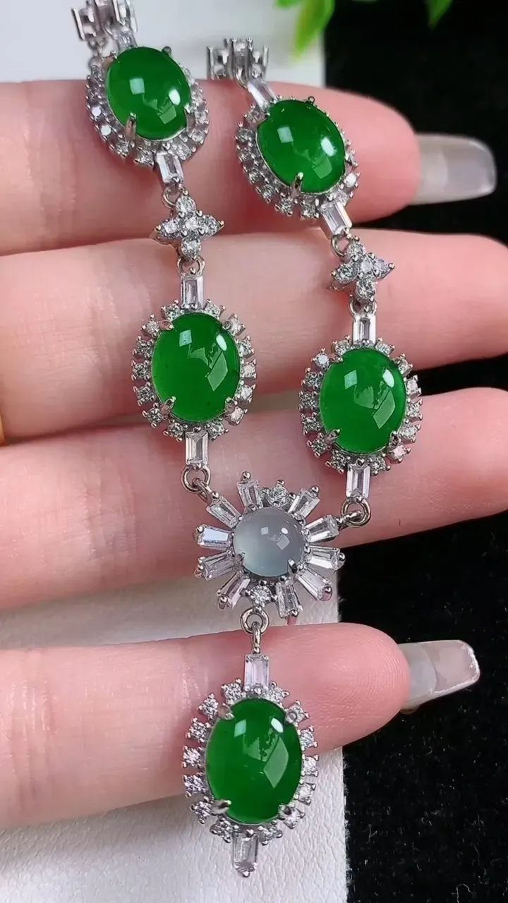 天然A货翡翠蛋面项链，尺寸9.8-7.8-5.2，重量:14.97g1月28日
工厂直销收藏佳品,种