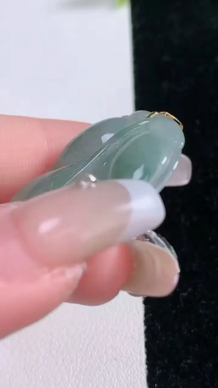 天然A货翡翠18K金飘花金枝玉叶 叶子吊坠，尺寸44-25.5-4，重量:8.26g
1月28日