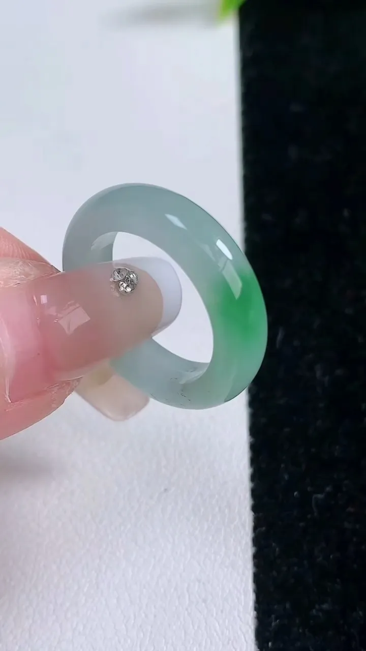 天然A货翡翠指环戒指，尺寸17.5-5.4-3.5，重量:4.20g2026年1月28日
工厂直销收藏佳品,种好水足，色泽均匀，有种有色，上手高大气！