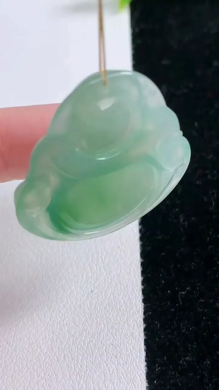 天然A货翡翠佛公吊坠，尺寸31.8-34.2-5.9，重量:10.00g
1月28日