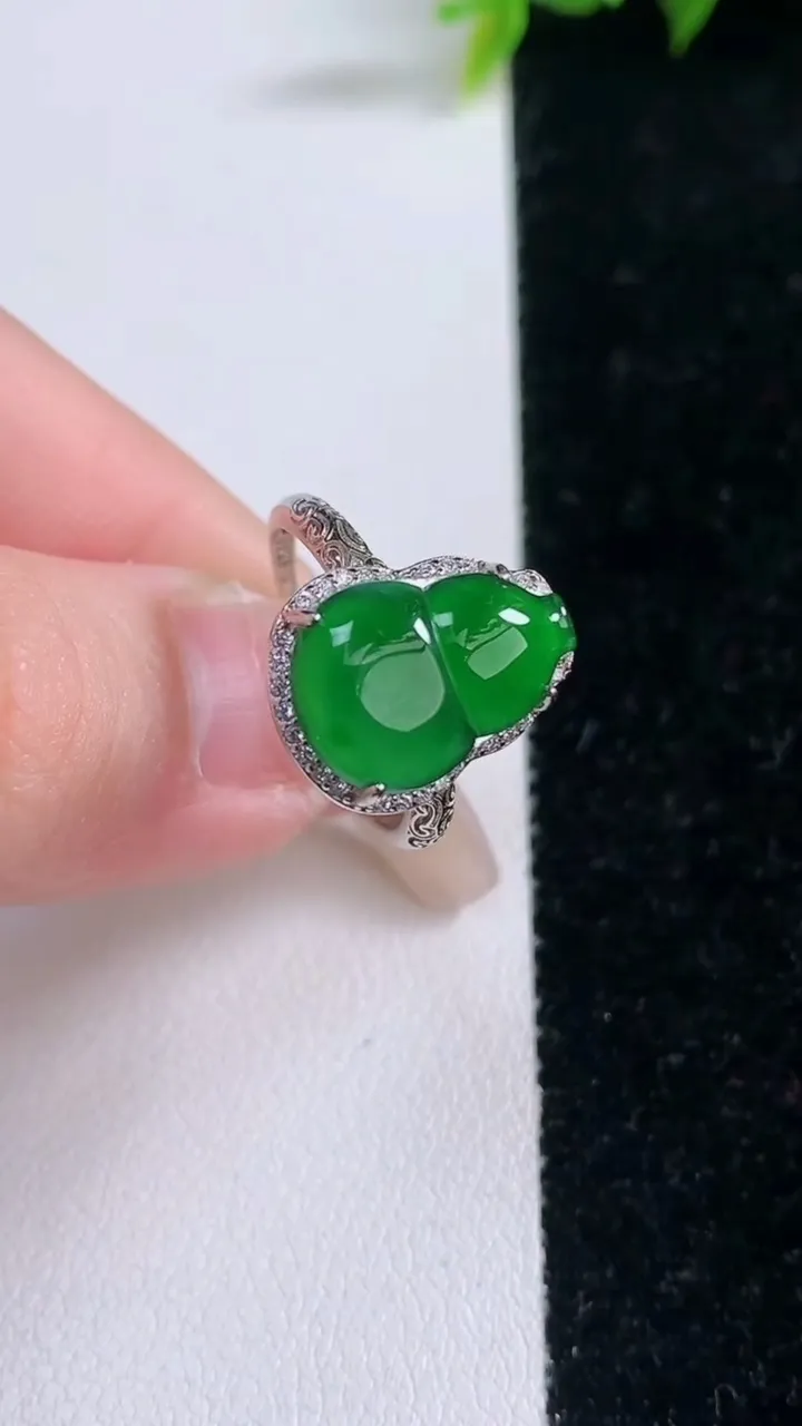 天然A货翡翠葫芦戒指，尺寸14.4-9.8-7.5，重量:2.76g2026年1月28日
工厂直销收藏佳品,种好水足，色泽均匀，有种有色，上手高大气！