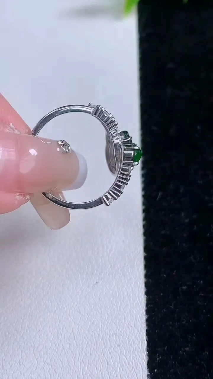 天然A货翡翠葫芦戒指，尺寸7.6-5.6-5，重量:2.42g2026年1月28日
工厂直销收藏佳品,种好水足，色泽均匀，有种有色，上手高大气！