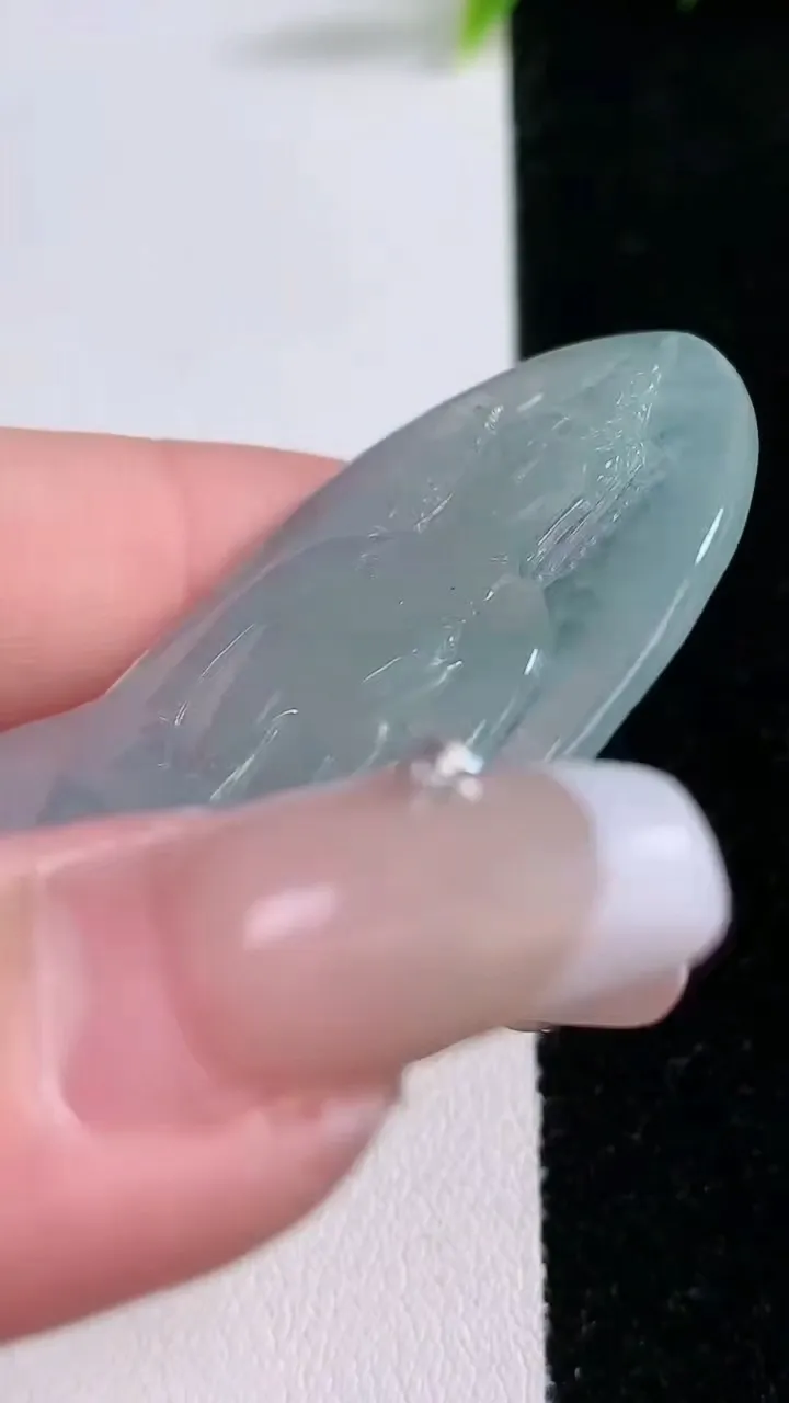 天然A货翡翠观音菩萨吊坠，尺寸51.5-32.2-3.5，重量:12.32g
1月28日