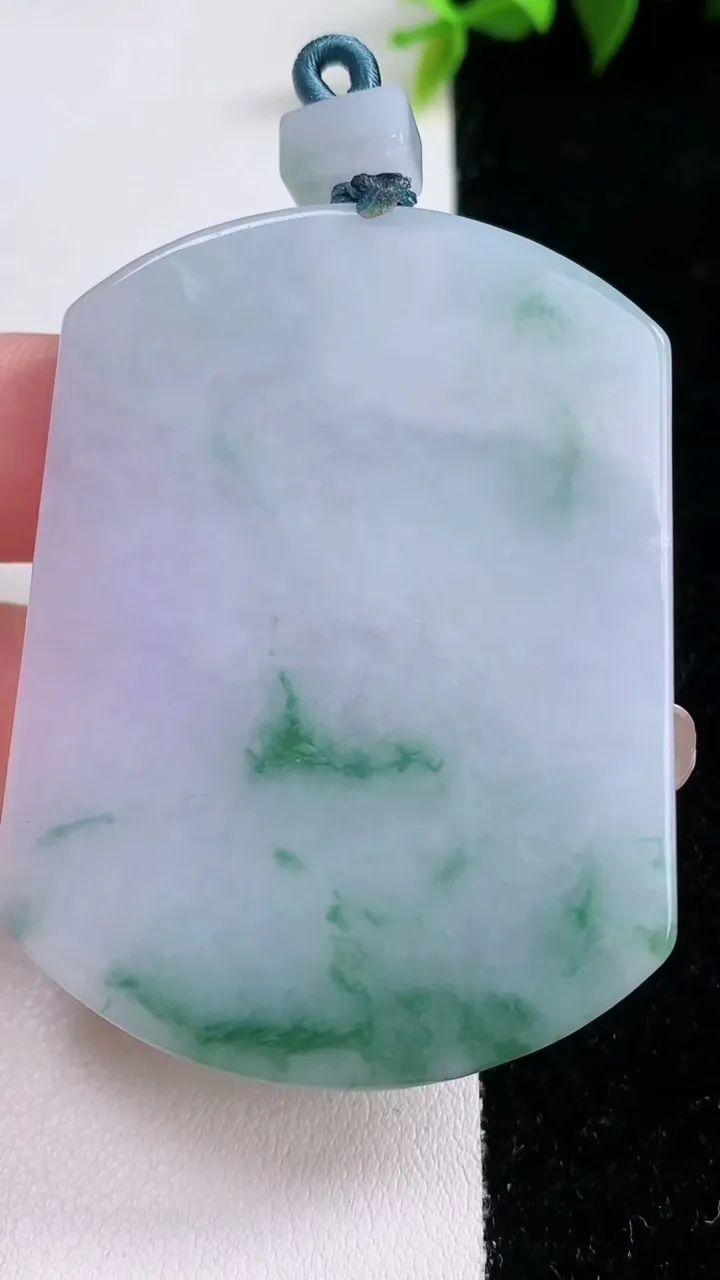 天然A货翡翠飘花无事牌吊坠，尺寸55.3-42.2-5.7，重量:41.29g
1月28日