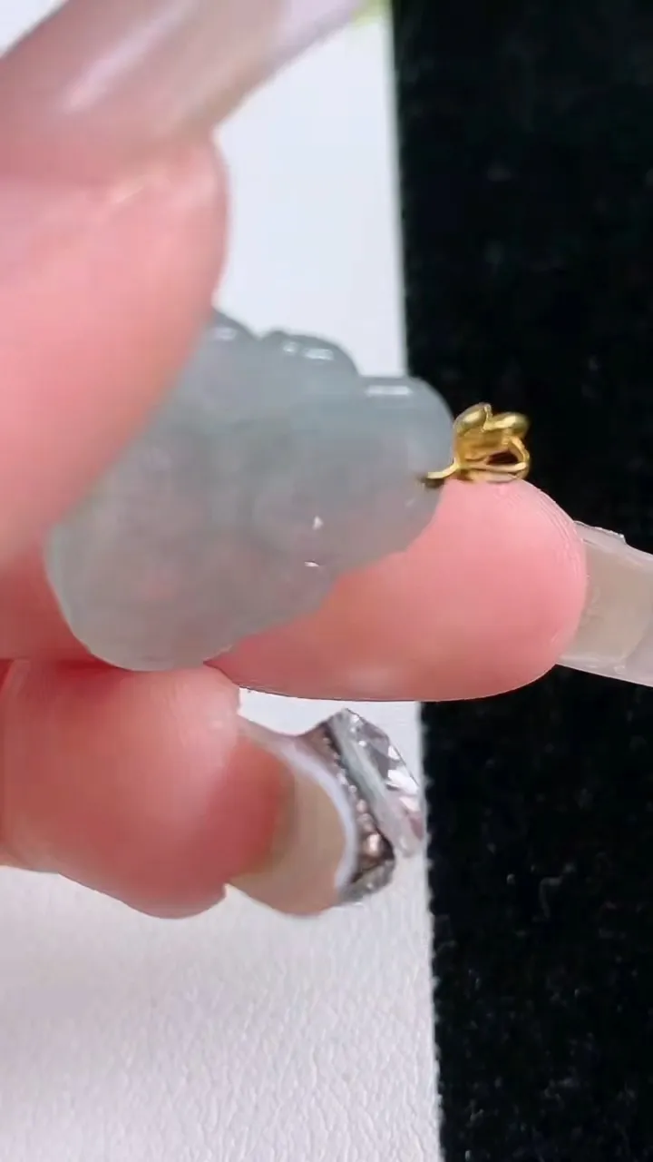 天然A货翡翠种飘花佛公吊坠，尺寸20-23-3.5，重量:2.95g
1月28日