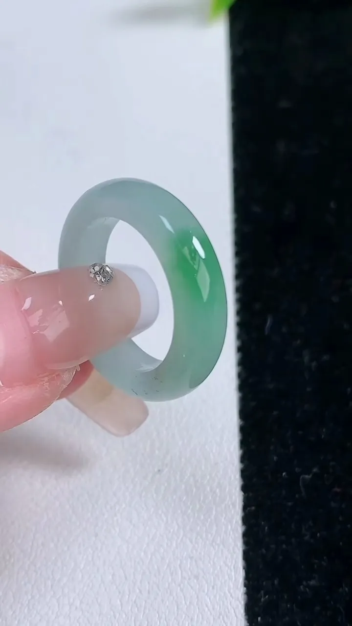 天然A货翡翠指环戒指，尺寸17.5-5.4-3.5，重量:4.20g2026年1月28日
工厂直销收藏佳品,种好水足，色泽均匀，有种有色，上手高大气！