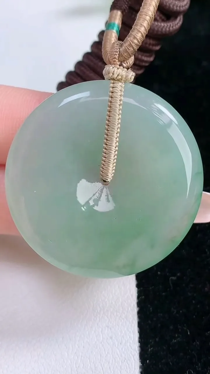 天然A货翡翠平安扣吊坠，尺寸38.4-5.8，重量:23.41g
1月28日