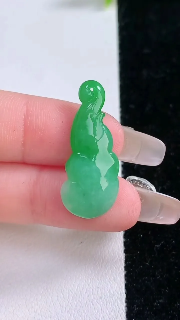 天然A货翡翠如意吊坠，尺寸29.4-12-3.8，重量:2.30g
1月28日