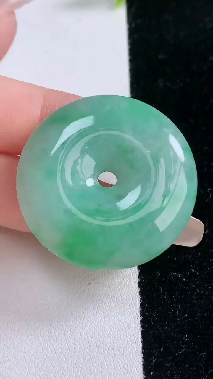 天然A货翡翠平安扣吊坠，尺寸36-8，重量:21.36g
1月29日