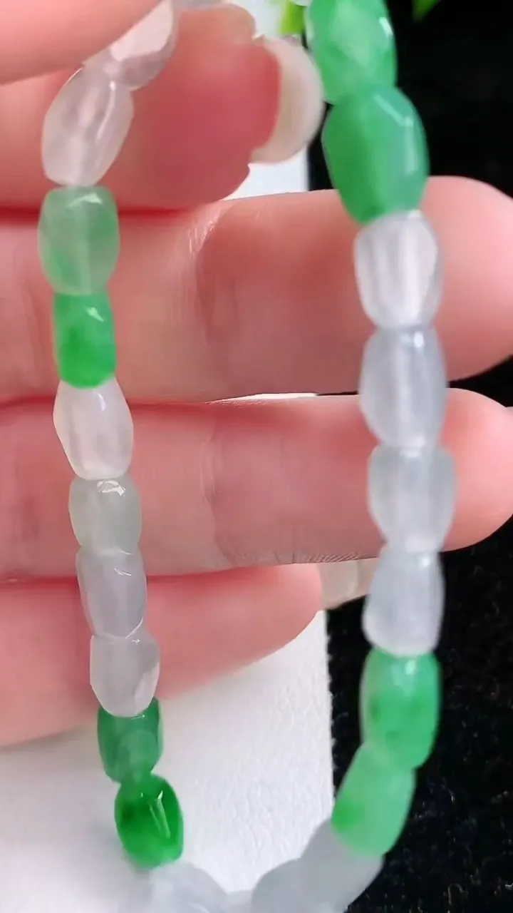 天然A货翡翠原石手串，尺寸7.4-5.8-3.4-23颗，重量:9.14g1月29日
工厂直销收藏佳品,种好水足，色泽均匀，有种有色，上手高大气！