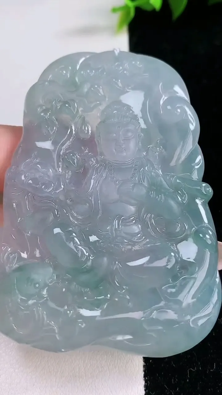 天然A货翡翠种飘花大势至菩萨吊坠，尺寸68-47.3-6，重量:45.63g
1月29日