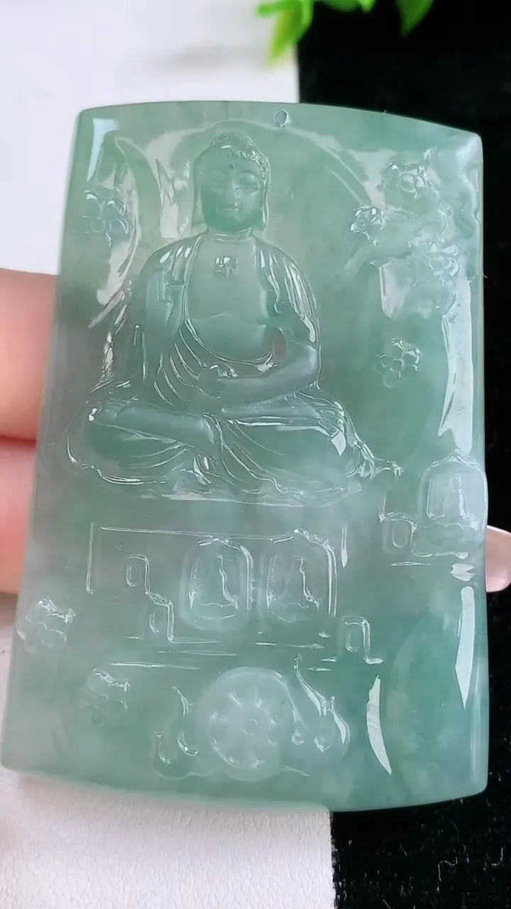 天然A货翡翠阿弥陀佛吊坠，尺寸65.5-43.8-4.8，重量:40.65g
1月29日