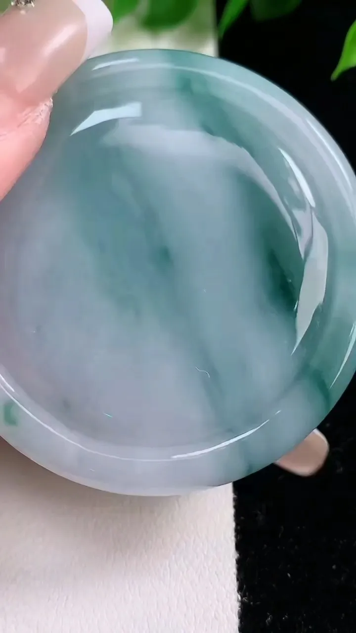 天然A货翡翠飘花和和美美 荷叶鱼吊坠，尺寸53.6-12.1，重:73.32g
1月29日