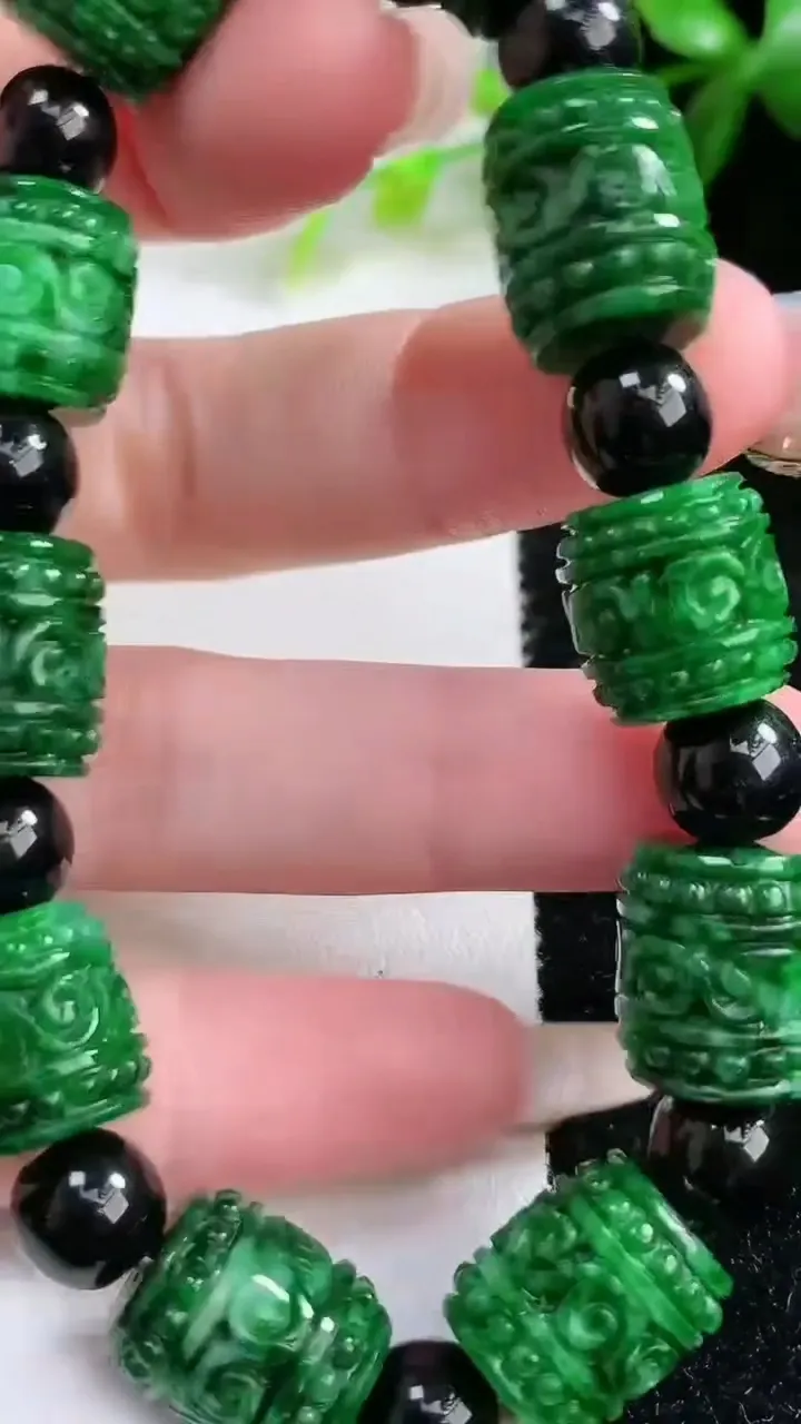 天然A货翡翠雕花路路通手串，尺寸13.2-11.6，重:44.16g1月29日
工厂直销收藏佳品,种好水足，色泽均匀，有种有色，上手高大气！