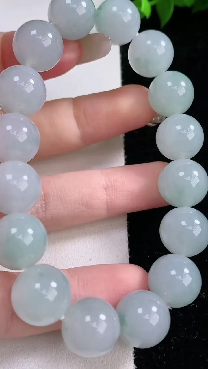 天然A货翡翠圆珠手串，尺寸12.5-16颗，重量:56.50g1月29日
工厂直销收藏佳品,种好水足，色泽均匀，有种有色，上手高大气！