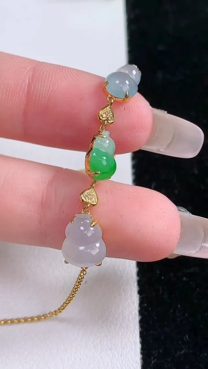 天然A货翡翠种白冰葫芦手链，尺寸8.3-7.6，重量:2.53g
1月29日