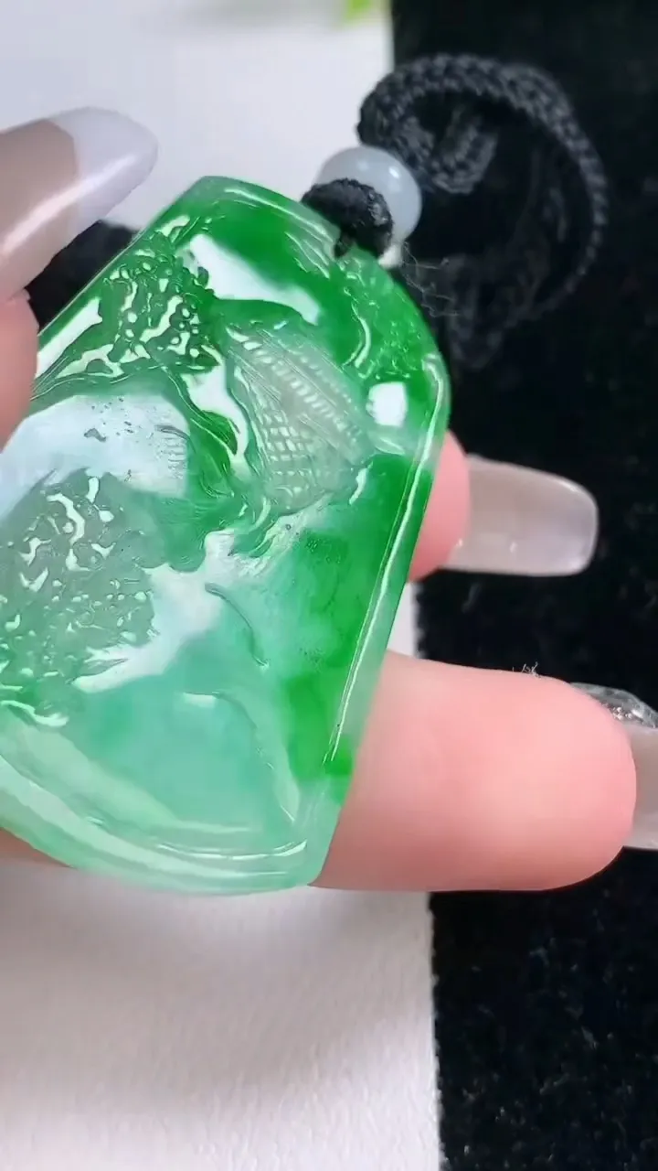 天然A货翡翠山水牌吊坠，尺寸45-30.6-4.4，重量:17.23g
1月29日