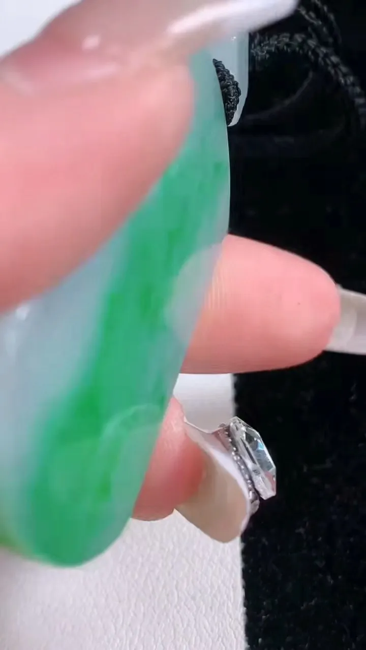 天然A货翡翠无事牌吊坠，尺寸47.6-28.5-3.6，重量:18.86g
1月29日