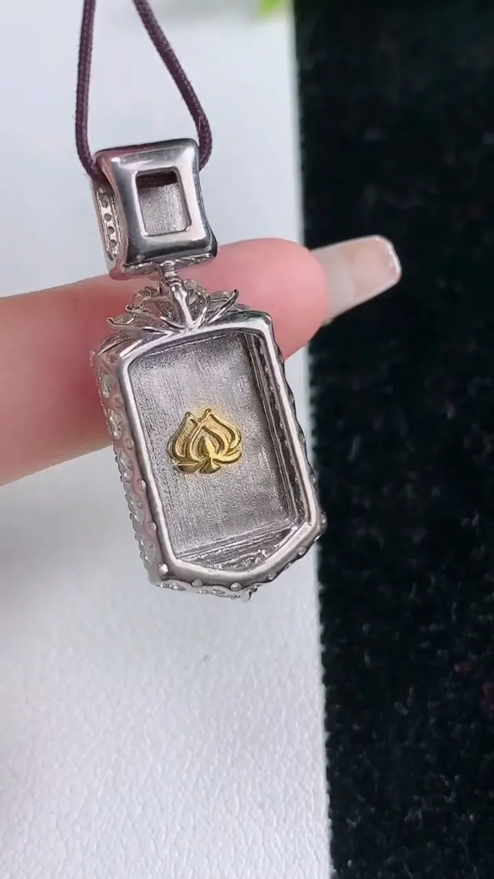 天然A货翡翠无事牌吊坠，尺寸33.6-13.8-8.5，裸石16.2-11.7重量:6.82g
1月29日