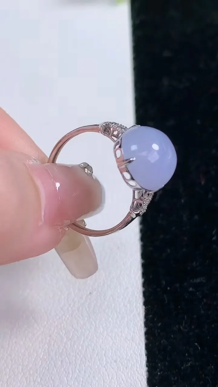 天然A货翡翠18K金紫罗兰蛋面戒指，尺寸17.5-13-11-6.8，重量:2.36g2026年1月29日
工厂直销收藏佳品,种好水足，色泽均匀，有种有色，上手高大气！